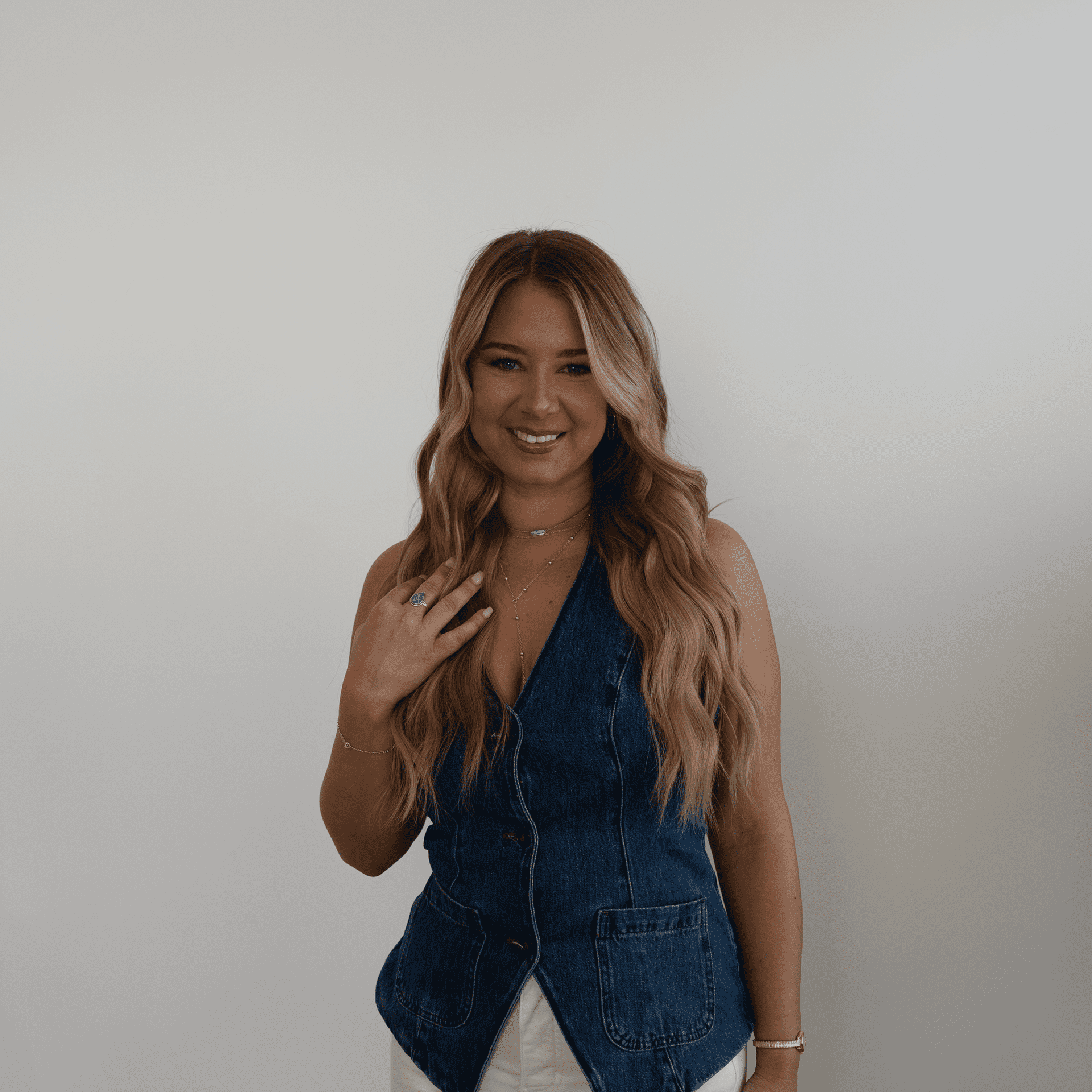 Portrait of Makenzie, a professional stylist at Meraki Salon And Extensions, showcasing their expertise and style.